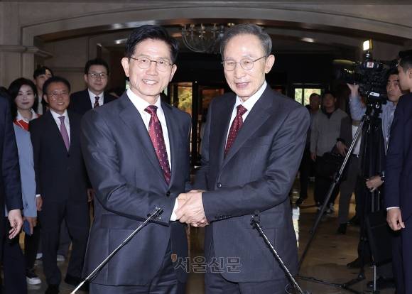 김문수 국민의힘 대선 후보와 이명박 전 대통령이 지난달 27일 오후 서울 여의도 켄싱턴호텔에서 오찬 전 만나 인사하고 있다. 2025.5.27 안주영 전문기자