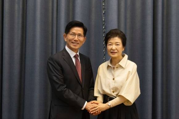 국민의힘 김문수 대선 후보가 지난달 24일 대구 달성군 박근혜 전 대통령 사저에서 박 전 대통령을 만나고 있다. 2025.5.24. 국민의힘 제공