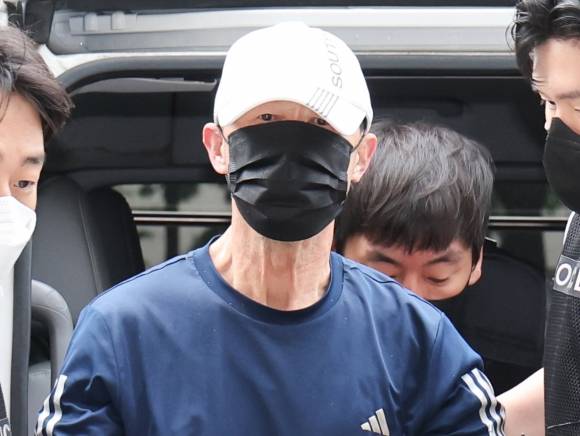 운행 중인 서울지하철 5호선 열차에서 불을 지른 60대 원모씨가 2일 서울 양천구 서울남부지법에서 열린 구속 전 피의자 심문(영장실질심사)에 출석하고 있다. 2025.6.2 뉴스1