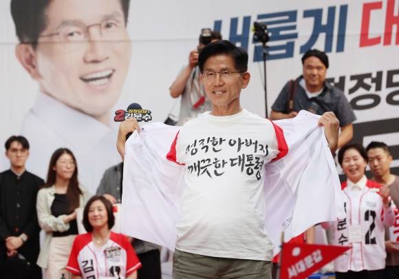 김문수 국민의힘 대선 후보가 1일 오후 서울 서대문구 신촌역 앞 집중유세에서 시민들에게 지지를 호소하고 있다. 2025.6.1 공동취재