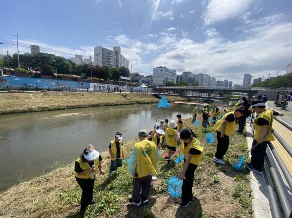 서울 강북구의 ‘우이천 생태 환경 체험’ 프로그램에 참여한 학생들이 즐겁게 활동하는 모습. 강북구 제공