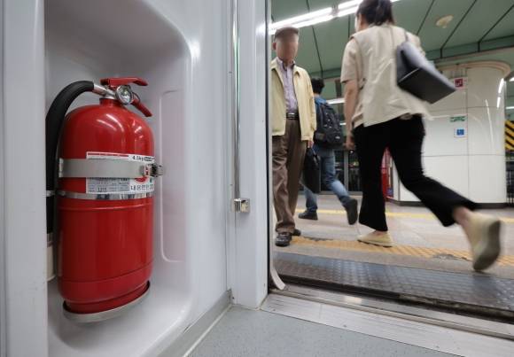 지난달 31일 서울지하철 5호선 열차 안에서 60대 남성의 방화로 승객 400여명이 대피하는 사건이 발생했지만, 대구지하철 참사 계기로 강화된 안전시스템과 승무원·승객들의 초기대응으로 대형 참사를 막으면서 지하철 안전 투자와 반복적인 훈련의 중요성이 다시 한번 부각됐다. 사진은 2일 서울지하철 5호선 열차 내부 곳곳에 비치된 소화기 모습. 2025.6.2 연합뉴스