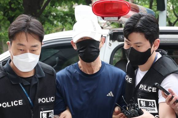 서울 지하철 5호선 열차 안에 불을 지른 60대 남성이 2일 영장실질심사를 위해 서울남부지법에 출석하고 있다. 2025.6.2 연합뉴스