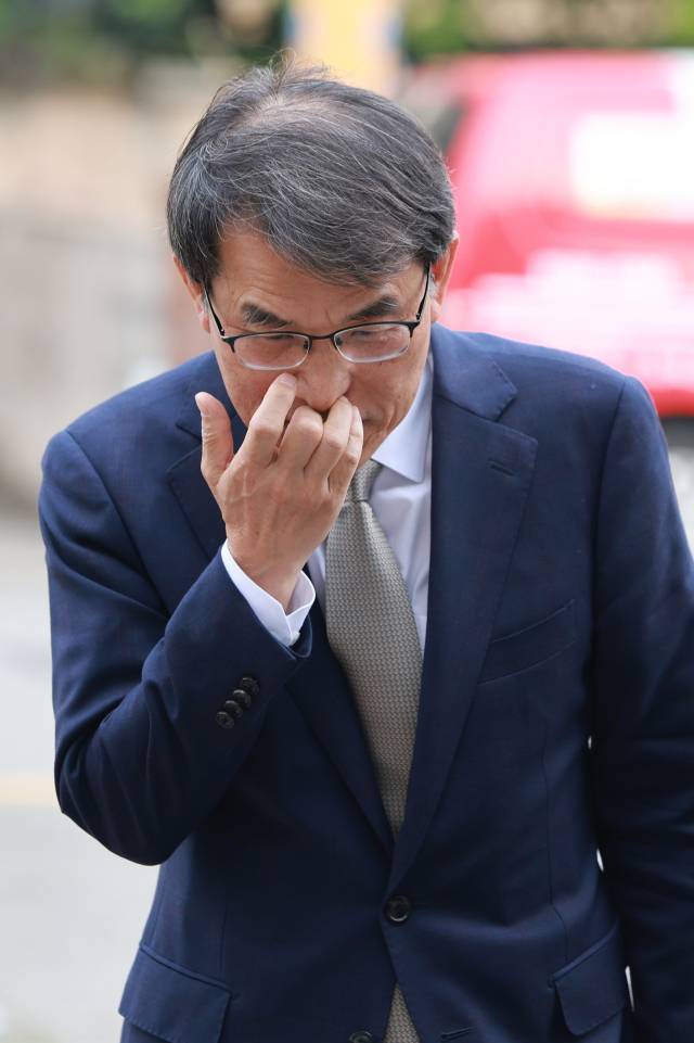 노태악 중앙선거관리위원장이 5월 31일 회송용 봉투 접수 과정과 투표함 보관 등을 살피기 위해 서울 성동구 선거관리위원회로 향하고 있다. 연합뉴스