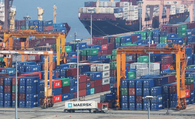 1일 경기도 평택항에 선적을 기다리는 컨테이너들이 가득 쌓여 있다. 연합뉴스