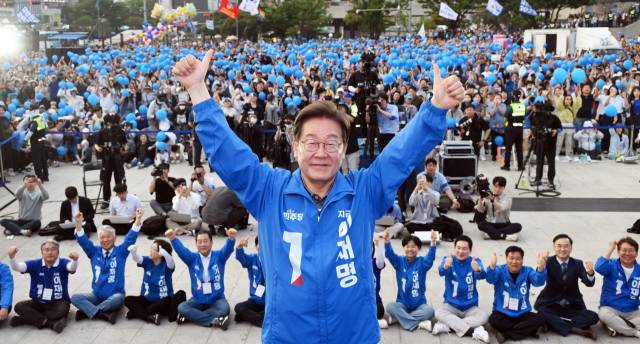 이재명 더불어민주당 대선 후보가 대선을 이틀 앞둔 1일 부산 동구 부산역 광장에서 유권자들에게 지지를 호소하고 있다. 부산=오승현 기자