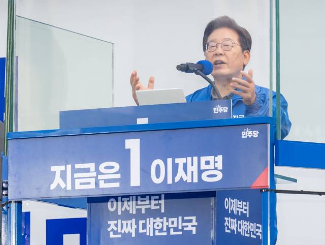 이재명 더불어민주당 대선 후보가 대선을 이틀 앞둔 1일 부산 동구 부산역 광장에서 유권자들에게 지지를 호소하고 있다. 부산=오승현 기자