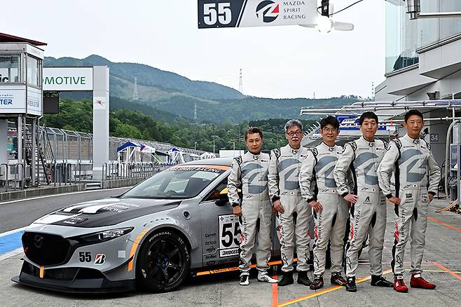사카구치 료헤이(가장 오른쪽)이 속한 '마쯔다 스피릿 레이싱' 사진: 김학수 기자