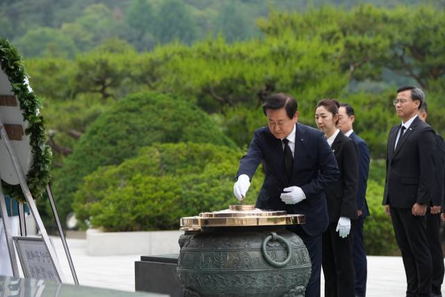 2일 국립서울현충원에서 정재관 군인공제회 이사장이 현충탑에 참배하고 있다. 사진 제공=군인공제회