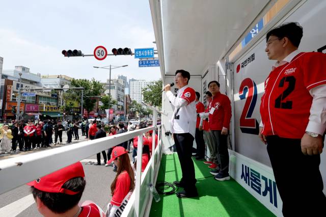 김문수 국민의힘 대선후보가 13일 오후 울산 남구 신정시장을 방문해 유세차에서 시민들에게 지지를 호소하고 있다. 성형주 기자