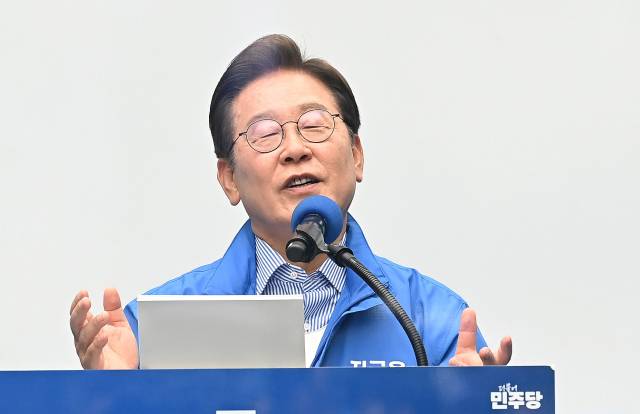 이재명 더불어민주당 대선 후보가 대선을 하루 앞둔 2일 경기 성남시 분당구 야탑역 광장에서 유권자들에게 지지를 호소하고 있다. 성남=오승현 기자