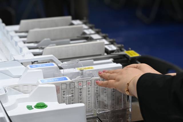 제21대 대통령 선거를 하루 앞둔 2일 서울 용산구 신광여자고등학교 선거관리위원회 개표소에서 선관위 직원들이 투표지 분류기 최종 모의시험을 진행하고 있다. 조태형 기자