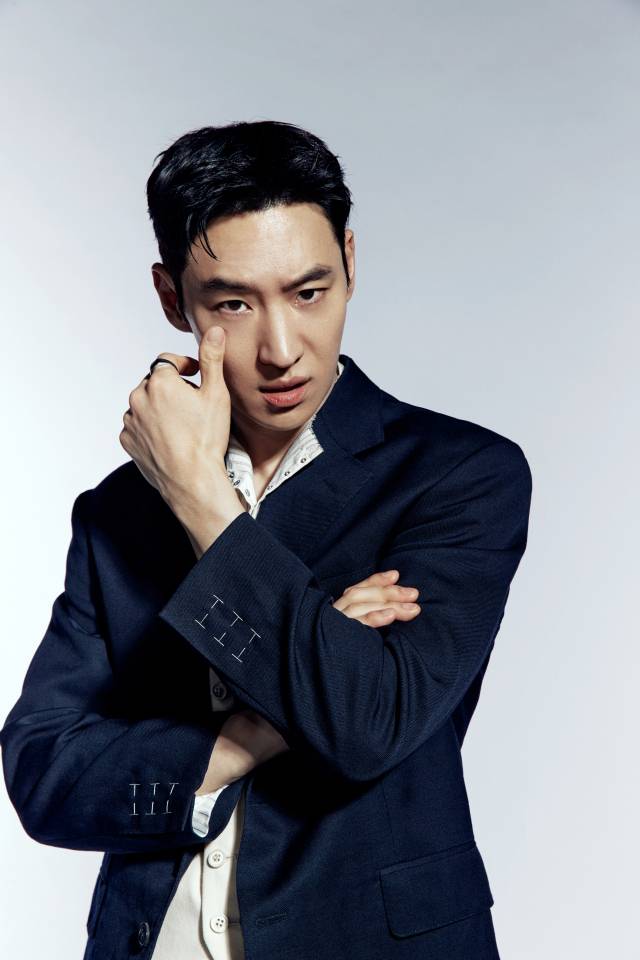 영화 '소주전쟁'에서 글로벌 기업인수합병 전문가 인범 역을 맡은 배우 이제훈. 사진 제공=쇼박스