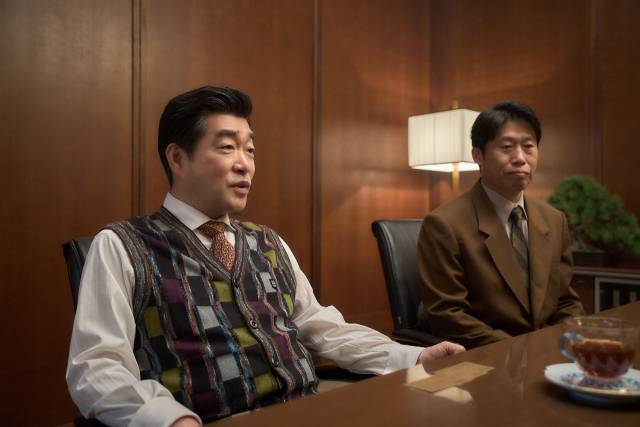 영화 '소주전쟁'의 한 장면으로 석진우 회장 역을 맡은 배우 손현주(왼쪽)와 재무이사역 표종록 역의 유해진. 사진 제공=쇼박스