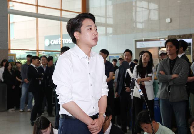이준석 개혁신당 대선 후보가 2일 오전 경기 시흥시 한국공학대학교 기술혁신파크 학생식당에서 '학식먹자 이준석'을 진행하기 전 취재진의 질문에 답하고 있다. 뉴스1