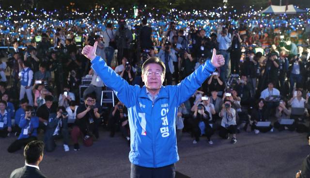 이재명 더불어민주당 대선 후보가 대선을 하루 앞둔 2일 많은 지지자들이 운집한 서울 영등포구 여의도공원에서 피날레 유세를 하고 있다. 오승현 기자