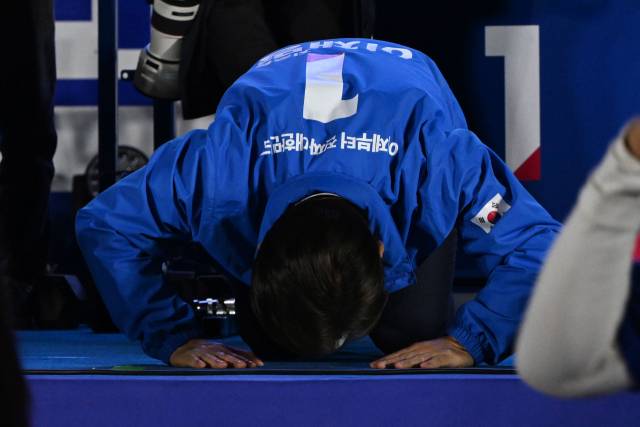 이재명 더불어민주당 대선 후보가 대선을 하루 앞둔 2일 많은 지지자들이 운집한 서울 영등포구 여의도공원에서 피날레 유세를 마친 뒤 큰절하고 있다. 오승현 기자 2025.06.02