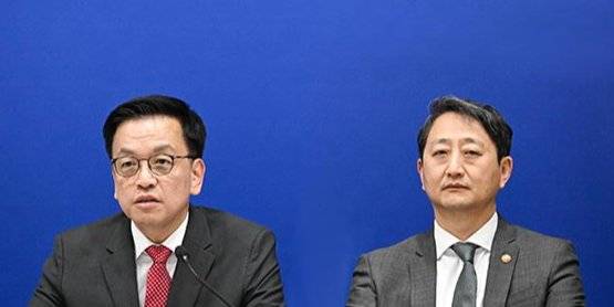 4월 24일(현지 시간) 미국 워싱턴DC 주미대사관에서 최상목 당시 부총리 겸 기획재정부 장관(왼쪽)과 안덕근 산업통상자원부 장관이 한미 2+2 통상협의 관련 합동 브리핑을 하고 있다. 기획재정부