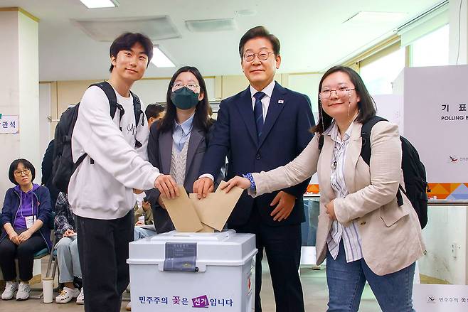 이재명 더불어민주당 대선후보가 5월29일 서울 신촌동 주민센터에서 청년들과 함께 사전투표를 하고 있다. ⓒ공동취재