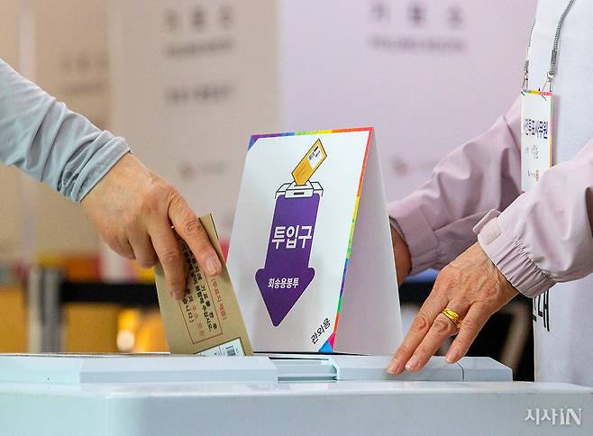 제21대 대통령 선거 사전투표 시작일인 5월29일 오전 서울 서대문구 (구)신촌동 주민센터에서 시민들이 사전투표를 하고 있다. ⓒ시사IN 신선영