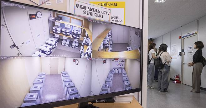 제21대 대통령선거를 이틀 앞둔 지난 1일 공정선거참관단원들이 서울 서초구 서초구선거관리위원회를 찾아 보관 중인 사전 투표함과 우표 투표함의 보관과 관리 실태를 점검하고 있다. ⓒ연합뉴스