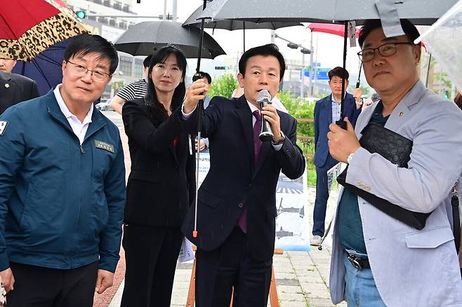 조규일 진주시장이 2일 '호탄동 방아교차로와 화물차 공영차고지 주변 교차로 개선사업' 예정지를 찾아 현장을 점검하고 있다. ⓒ진주시