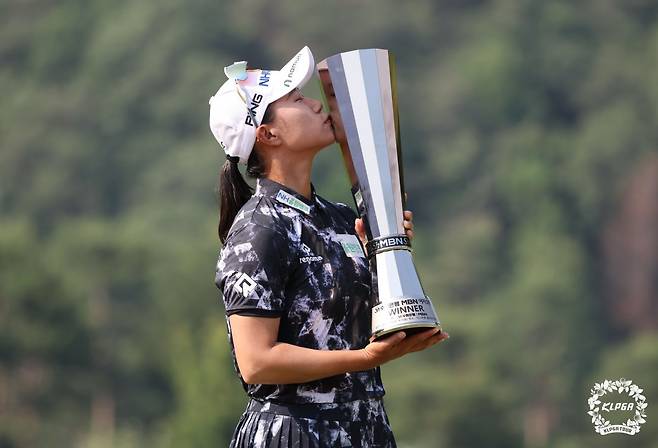 마음고생을 털고 와이어 투 와이어 우승으로 3년 만에 정상 기쁨을 누린 정윤지가 챔피언 트로피에 입맞춤을 하고 있다. 사진제공 | KLPGA