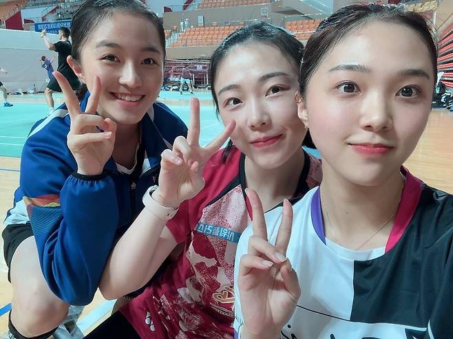 1992바르셀로나올림픽 여자복식 금메달리스트 정소영 성심여고 감독의 세 딸은 모두 대를 이어 라켓을 잡았다. 장녀 김혜정(가운데), 차녀 김소정(오른쪽), 막내 김유정(왼쪽) 모두 실업무대 입성에 성공했다. 김혜정과 김유정은 국가대표로도 활약하고 있다. 사진제공｜정소영 성심여고 감독