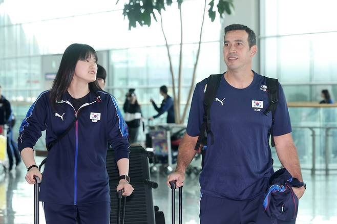 28일 인천국제공항 2터미널에서 페르난도 모랄레스 감독이 2025 국제배구연맹(FIVB) 발리볼네이션스리그(VNL) 참가를 위해 브라질 리우데자네이루로 출국하고 있다. 2025.5.28 연합뉴스