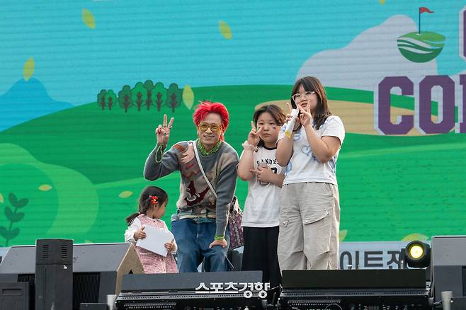 제21회 서원밸리 그린콘서트가 지난달 31일 경기도 파주시 서원밸리 골프장에서 개최됐다. 행사전 장기자랑에 나선 청소년, 유아 관객이 초청가수와 함께 기념촬영을 하고 있다. |서원밸리 골프장 제공
