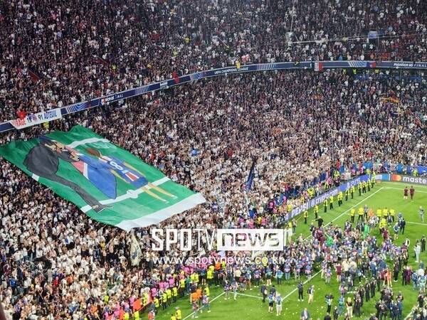 ▲ 챔피언스리그 첫 우승에 흥분한 파리 생제르맹 팬들이 알리안츠 아레나 그라운드로 난입했다가 독일 경찰들의 진압에 관중석으로 다시 올라갔다. PSG 팬들은 루이스 엔리케 감독의 사망한 딸을 기리는 현수막을 내걸었다.