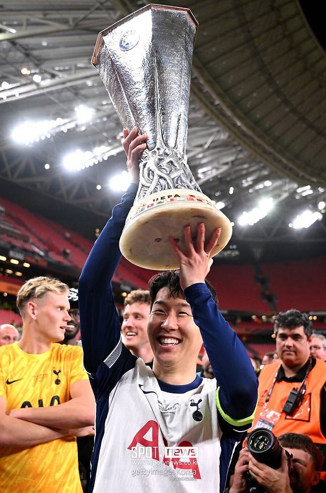 ▲ 하지만 돈이 문제다. 토크스포츠는 "그러나 사우디아라비아 클럽들이 거액의 연봉을 제안할 예정이다. 손흥민이 결정을 내리는데 어려울 수 있다"라고 내다봤다. 토트넘도 흔들릴 여지가 충분한 오일머니 제안이 다가올 수 있다는 전망이다.