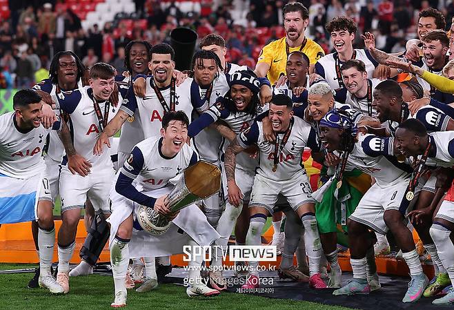 ▲ 만약 사우디아라비아로 이적해 천문학적인 연봉을 받는다면 손흥민은 한국 축구 역사상 최고 연봉자로 기록될 가능성이 매우 높다. 또 사우디아라비아 리그는 현재 해외 선수 8명 제한 규정을 이유로 영입 우선순위를 정해야 하는데, 손흥민은 경기력, 마케팅, 글로벌 시장성까지 겸비한 선수라 리그 차원에서 핵심 영입 타깃으로 떠오르고 있다는 분석이다.