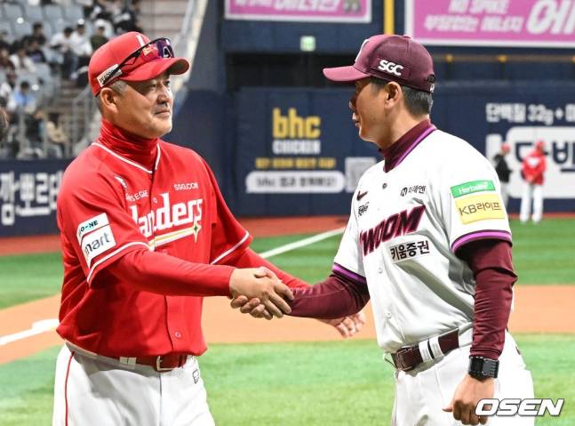 이숭용 SSG 감독(왼쪽)과 홍원기 키움 감독.