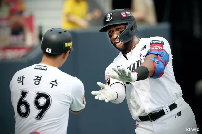 멜 로하스 주니어(오른쪽). /사진=KT 위즈 제공