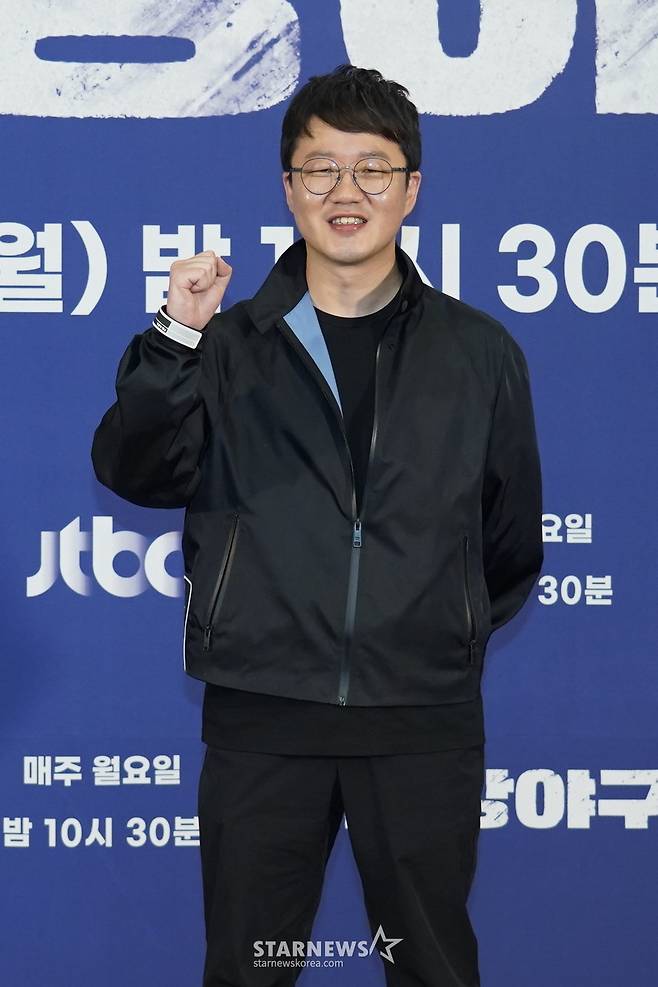 장시원 PD가 30일 오후 온라인 생중계로 진행된 JTBC 새 예능 '최강야구' 제작발표회에 참석해 포즈를 취하고 있다.  프로야구팀에 대적할만한 11번째 구단을 결성한다는 포부를 갖고 전국의 야구 강팀과 대결을 펼치는 야구 리얼리티 프로그램 '최강야구'는 6월 6일 첫 방송된다. /사진제공=JTBC 2022.05.30