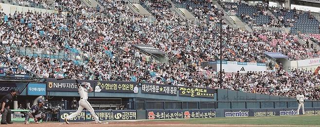 최근 스포츠 경기 관람객 중 여성의 비율이 증가하고 있다.[사진｜뉴시스]