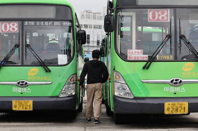 지난 5월 22일 서울 은평공영차고지에 마을버스가 대기해 있다. 연합뉴스