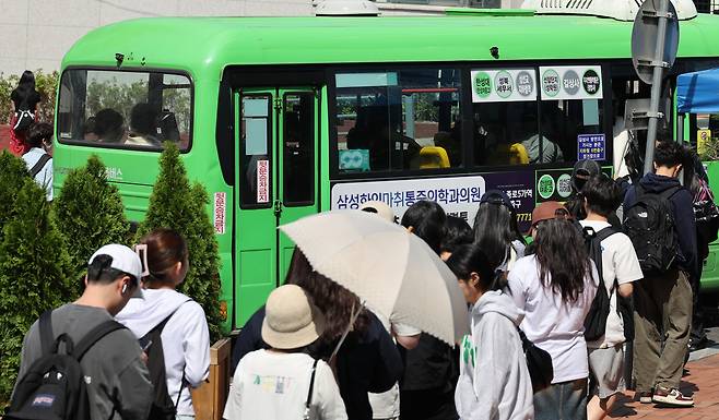 지난 5월 22일 서울의 한 대학교 앞에서 학생들이 마을버스 탑승을 위해 줄을 서 있다. 연합뉴스