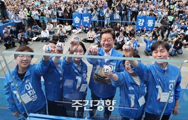 이재명 더불어민주당 대선후보가 5월 29일 송파구 집중 유세에서 야구공을 보여주고 있다. /박민규 선임기자