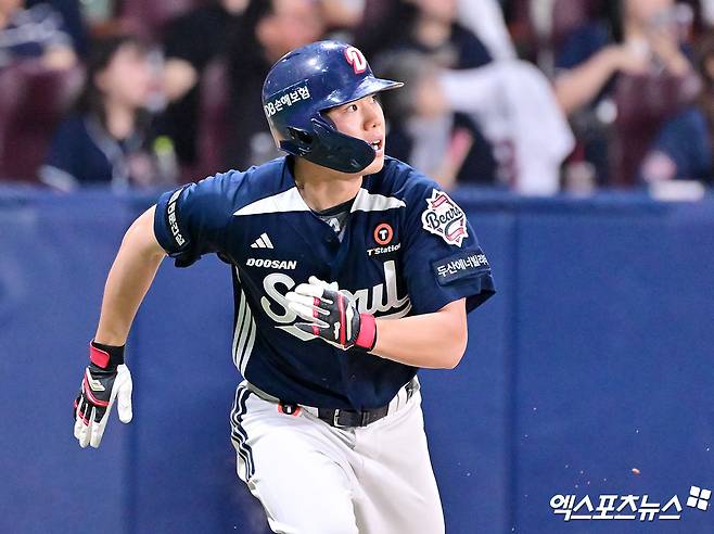 24일 오후 서울 구로구 고척스카이돔에서 열린 '2025 신한 SOL Bank KBO리그' 두산 베어스와 키움 히어로즈의 경기, 4회초 1사 3루 두산 오명진이 1타점 2루타를 날리고 있다. 엑스포츠뉴스 DB