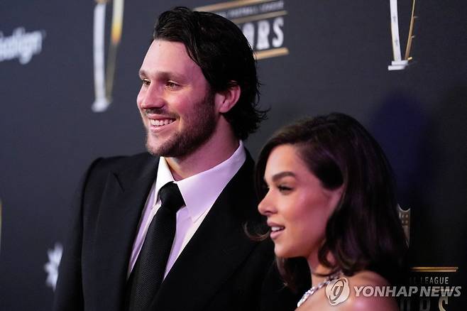 에일리 스테인펠드(오른쪽)과 조쉬 앨런 [AP 연합뉴스 자료사진. 재판매 및 DB 금지]