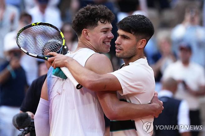 경기를 마친 뒤 포옹하는 알카라스(오른쪽)와 셸턴 [AFP=연합뉴스]