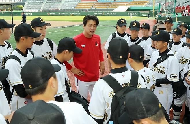 동인천중 학생들과 대화하는 김광현 [SSG 랜더스 제공. 재판매 및 DB 금지]