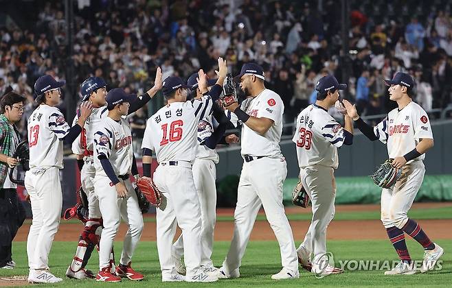 기쁨을 나누는 롯데 선수들 (부산=연합뉴스) 강선배 기자 = 22일 부산 사직야구장에서 열린 프로야구 LG 트윈스와 롯데 자이언츠의 경기. 롯데 선수들이 11-4로 LG를 물리치고 기쁨을 나누고 있다. 2025.5.22 sbkang@yna.co.kr