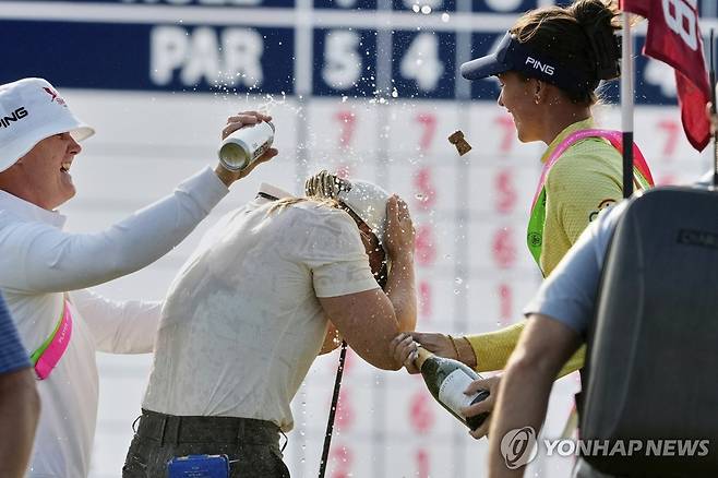 축하받는 스타르크 [AP=연합뉴스]