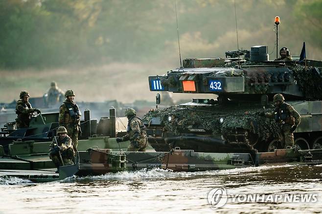 도하 훈련하는 독일 육군 [EPA=연합뉴스 자료사진]