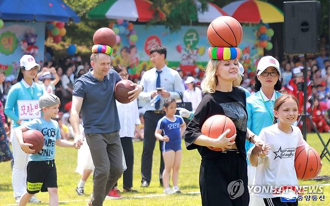 북한, 6.1 국제아동절 75주년 기념 친선연환모임 (평양 조선중앙통신=연합뉴스) 북한은 지난 1일 대성산유원지에서 6.1 국제아동절 75주년 기념 친선연환모임이 진행됐다고 조선중앙통신이 2일 보도했다. 2025.6.2 
    [국내에서만 사용가능. 재배포 금지. For Use Only in the Republic of Korea. No Redistribution] nkphoto@yna.co.kr