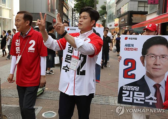 지지 호소하는 김용태 비대위원장 (대구=연합뉴스) 김현태 기자 = 국민의힘 김용태 비상대책위원장이 지난 1일 오후 대구 동성로에서 김문수 대선 후보에 대한 지지를 시민들에게 호소하고 있다. 2025.6.1 mtkht@yna.co.kr