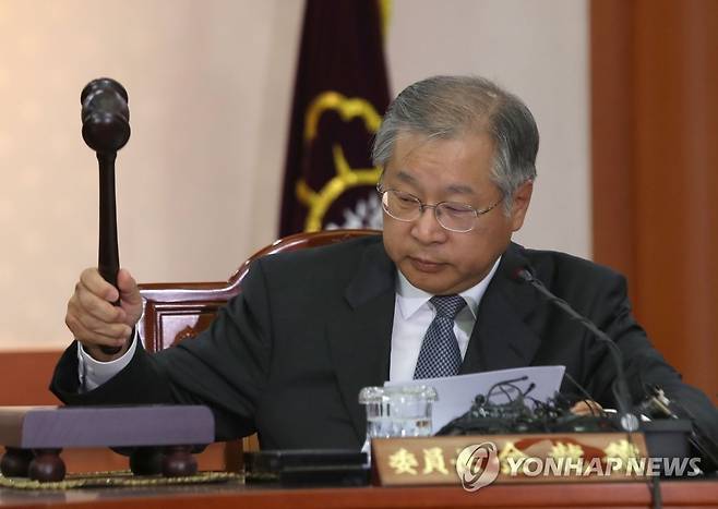 "대통령 당선을 의결합니다" 2017년 5월 10일 오전 김용덕 당시 중앙선거관리위원회 위원장이 경기도 과천 중앙선관위에서 열린 회의에서 문재인 대통령 당선을 결정하는 의사봉을 두드리는 모습. [연합뉴스 자료사진]